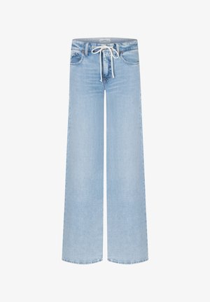 Pantalon en jean bleu clair avec poches avant et taille à cordon blanc, porté par une personne dont la main nue est visible sur le côté gauche.