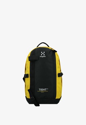 Schwarzer und gelber Rucksack mit stromlinienförmigem Design, aus robustem Stoff gefertigt. Verfügt über verstellbare Schulterriemen und einen Tragegriff an der Oberseite. Markenlogo sichtbar.