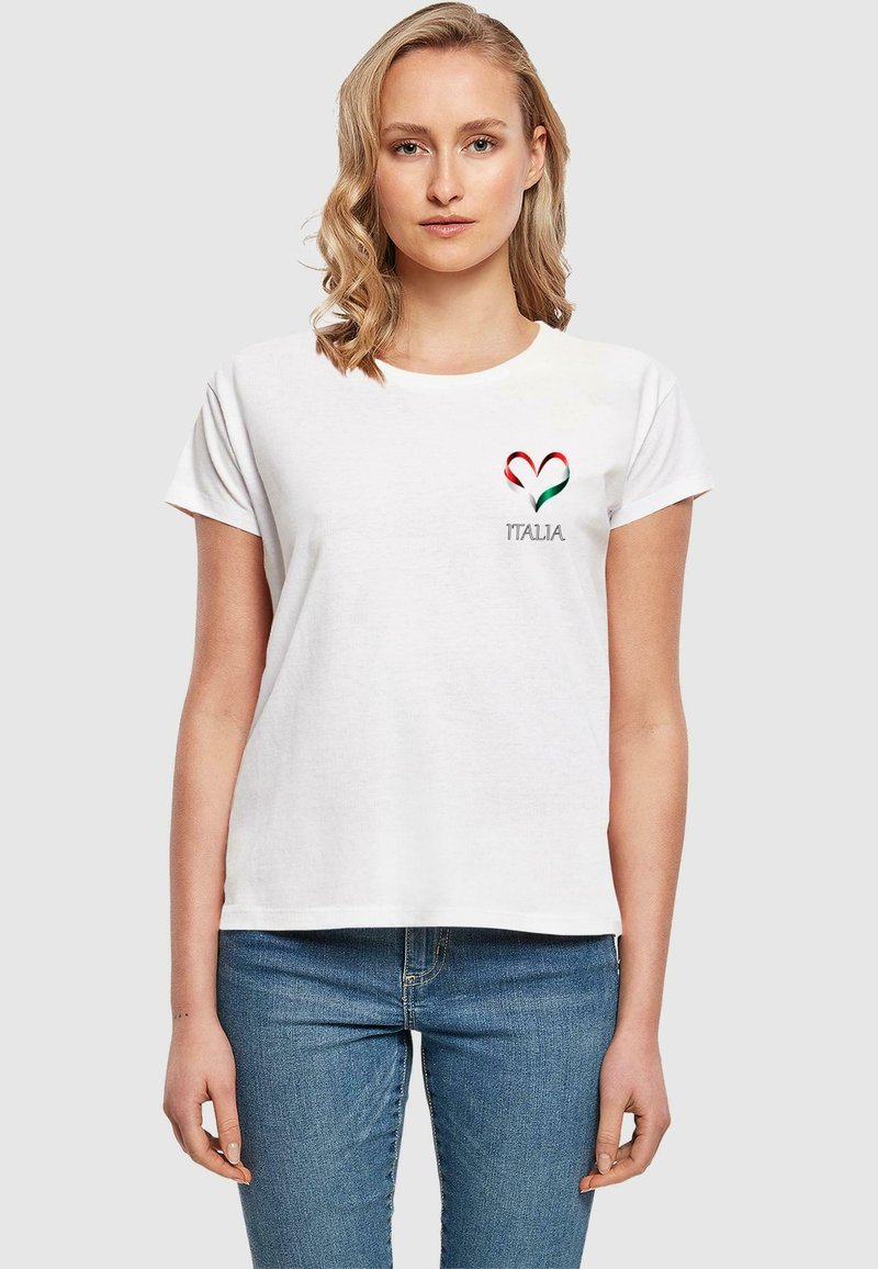 Hvid bomulds t-shirt med korte ærmer, prydet med et hjerte-design i rød, grøn og hvid, og teksten "ITALIA" trykt nedenunder.