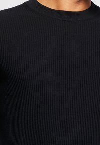 KIOMI Stickad tröja - black