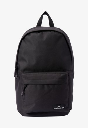 Mochila negra con forma redondeada, fabricada en tela duradera, que cuenta con un bolsillo con cremallera en la parte frontal y un asa superior para un fácil transporte.