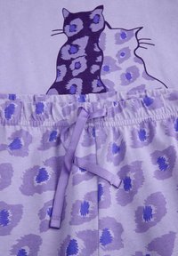 Fioletowe szorty piżamowe z teksturowanym nadrukiem w panterkę w różnych odcieniach fioletu. Posiadają wstążkowy sznurek i elastyczny pasek w talii.