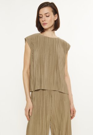 Top khaki plissettato con scollo a barca e maniche corte, caratterizzato da una vestibilità ampia e una superficie testurizzata. Tessuto morbido, lucentezza delicata.