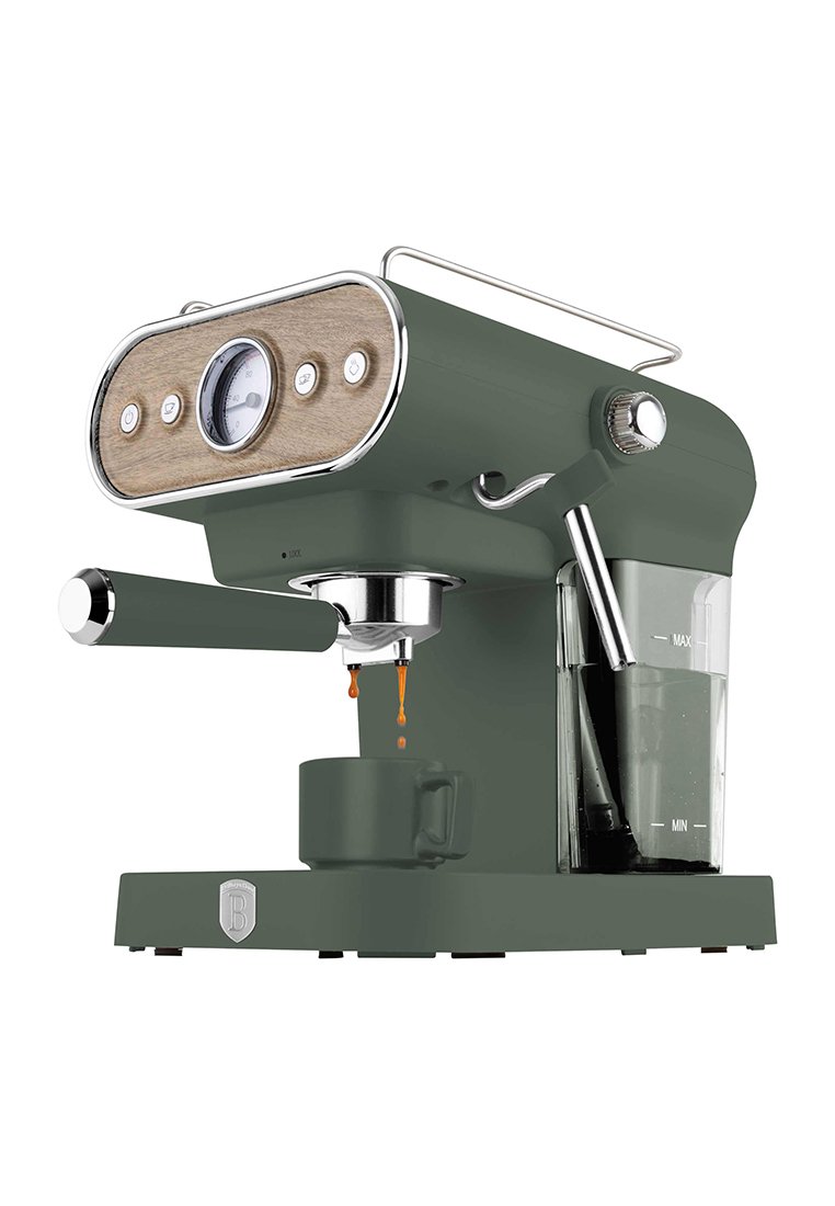 Zelený espresso přístroj s dřevěnými doplňky, chromovanými detaily, kruhovým manometrem, páčkou na páru a skleněnou nádržkou na vodu.