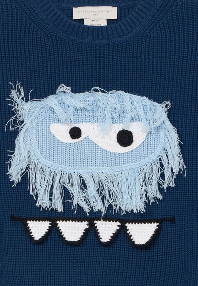 Μπλε πλεκτό πουλόβερ για παιδιά με πρόσωπο τέρας σε ανοιχτό μπλε και τέσσερα λευκά πλεκτά δόντια στο μπροστινό μέρος.