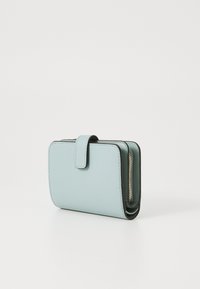 Lyseblå lommebok laget av glatt syntetisk materiale, med et flatt design, trykknapplås og glidelåsdetalj på den ene kanten.