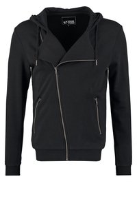 Sudadera con capucha negra y cremallera asimétrica en la parte delantera, dos bolsillos laterales, puños acanalados y una textura de tela suave.