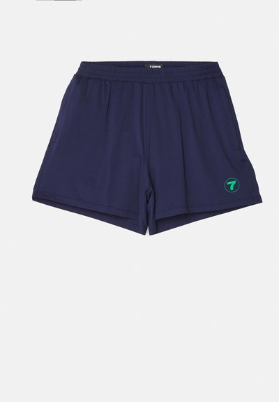 Marineblå sportshorts med elastisk midje, sidelommer, en grønn sirkulær logo og en løs, pustende passform.