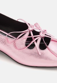 Nicole Saldana ISABEL - Suvarstomi aukštakulniai - pink