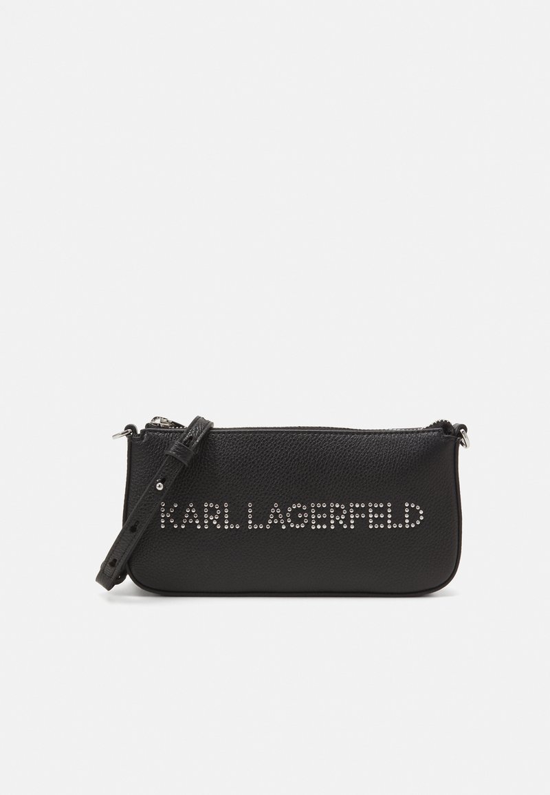 Μαύρη δερμάτινη τσάντα clutch με υφή, ρυθμιζόμενο λουρί και γεωμετρικό λογότυπο "KARL LAGERFELD" μπροστά. Κλείσιμο με φερμουάρ.