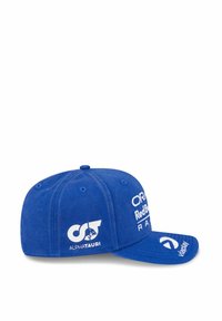 Blaues Baseballcap aus Stoff mit weißen Logos: "AlphaTauri" und "Oracle Red Bull Racing" auf der Vorder- und der Seite. Gebogener Schirm.