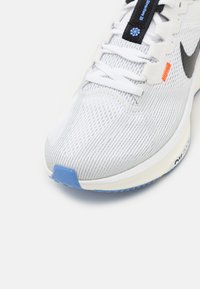 Nike Performance STRUCTURE 25 - Tenisice za cestovno trčanje - white/black/royal pulse/pure platinum/safety orange/sail