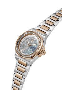 Metaliczny srebrny i różowo-złoty zegarek z dużą okrągłą tarczą ozdobioną kryształkami, fakturowanym paskiem oraz błyszczącym, gładkim wykończeniem.