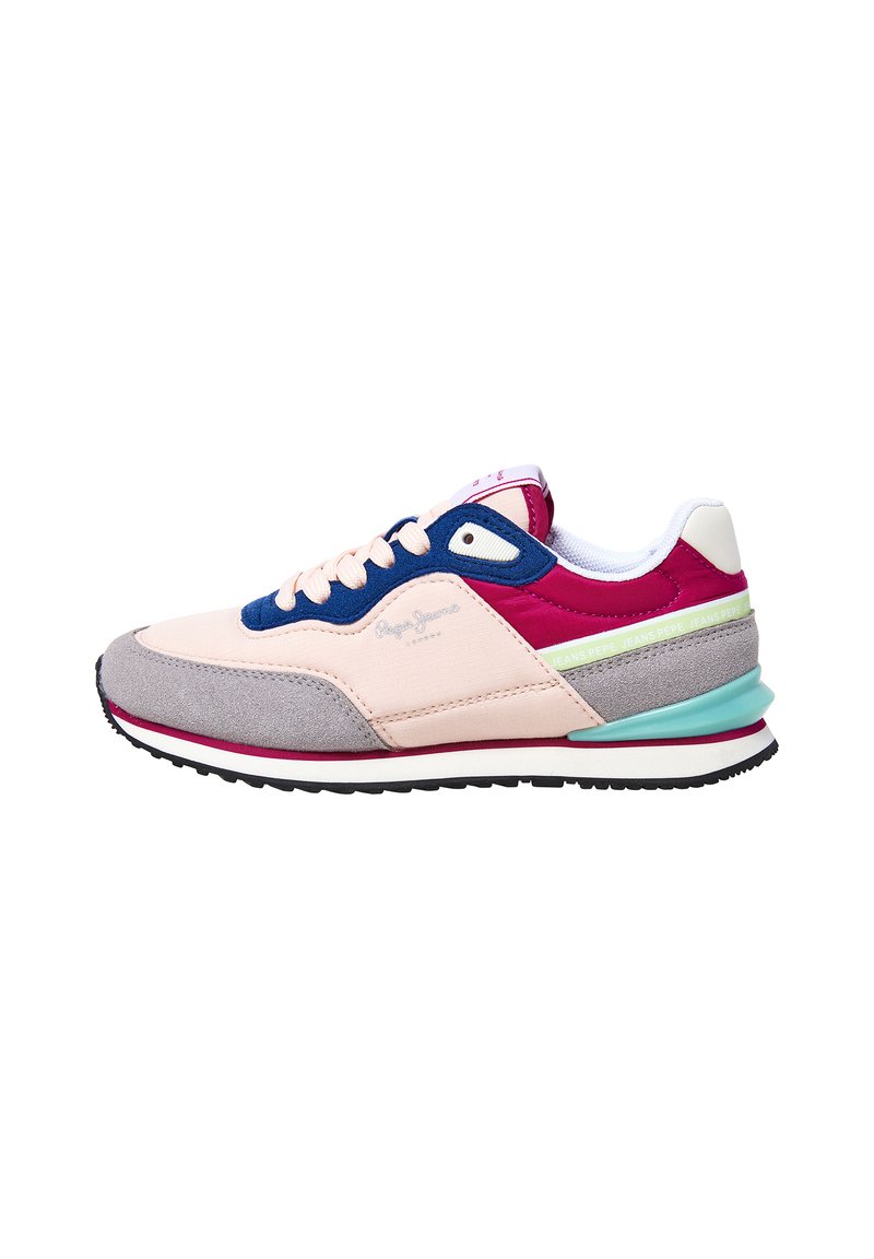 Zapatilla con parte superior de malla y ante en rosa, azul y gris, con un acento verde, suela negra y cierre con cordones.