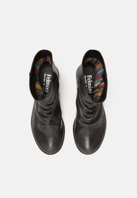 Czarne skórzane botki za kostkę z marszczonym wzorem i okrągłym noskiem. Wnętrze ma wielokolorowe wzorzyste podszycie. Płaska podeszwa i przeszywane akcenty.