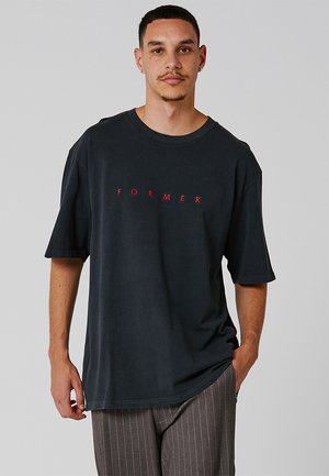 Former SUSPEND - Nyomott mintás póló - washed black