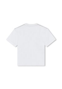T-shirt blanc à manches courtes avec un col rond. Présente des coutures latérales avec des accents noirs près des épaules. Texture de tissu lisse.