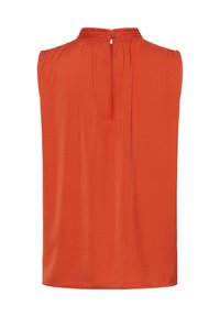 Top rosso senza maniche con scollatura rotonda, chiusura con bottoni sul retro e un tessuto liscio e texturizzato. Il design è semplice e lineare.