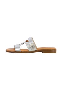 Zilveren platte sandalen met twee brede banden en een textuurdesign. Lichtbruine zool met een lage profiel. Gladde, metallic afwerking op de banden.
