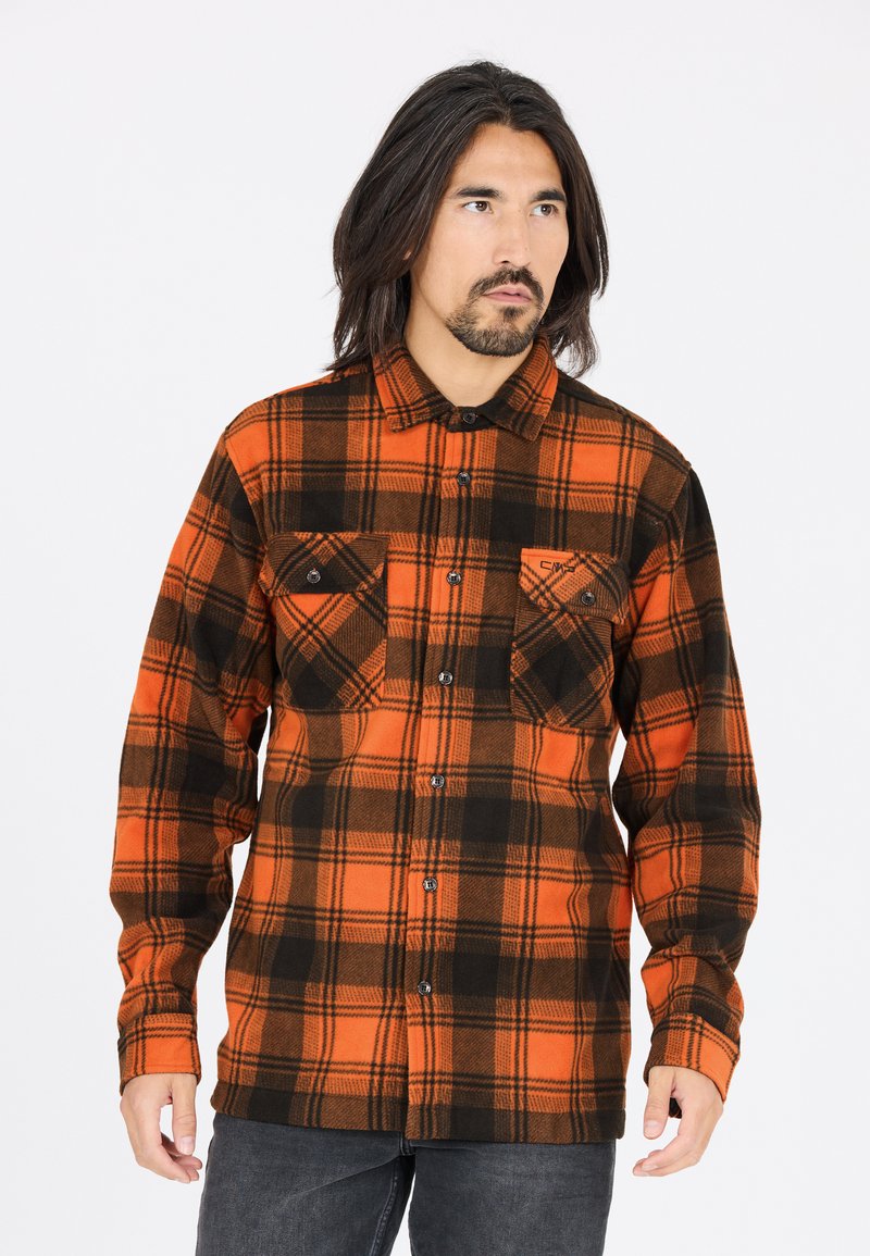 Orange og sort ternet flannel skjorte med knaplukning, to brystlommer og lange ærmer, lavet af et uld-lignende tekstureret stof.