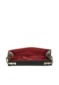 Bolso de mano de ante negro con acentos metálicos. Interior forrado con tejido rojo y cuenta con un bolsillo con cremallera. Se presenta abierto y plano.