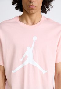 Jordan JUMPMAN CREW - Triko s potiskem - legend pink/white