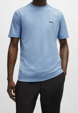 Hellblaues kurzärmliges T-Shirt aus Baumwolle mit Rundhalsausschnitt und einem schwarzen, gestickten "BOSS"-Logo auf der Brust. Glatte Textur, lockere Passform.