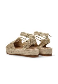 Sandalias de cuña con un revestimiento superior tejido similar a la paja, tiras para atar en el tobillo y una suela de plataforma envuelta en yute en color beige claro.