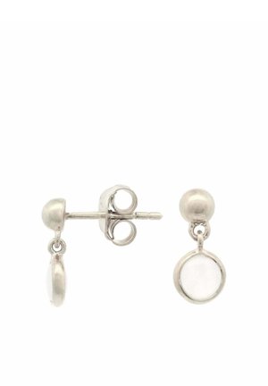 Orecchini a perno in argento con piccole pietre trasparenti rotonde pendenti e chiusure a farfalla, mostrati su sfondo bianco.