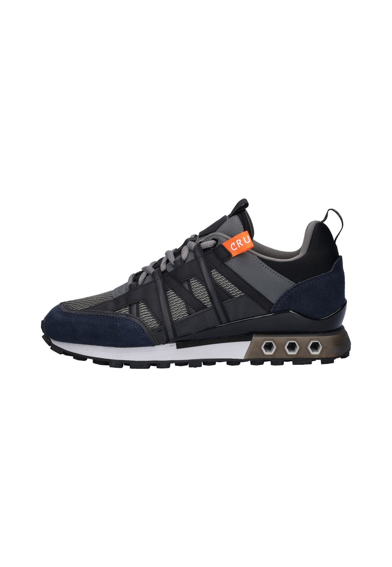 Chaussures de sport noires et grises avec des accents en suedine, partie supérieure en mesh et logo orange. Caractéristiques d'une semelle texturée avec des éléments de coussin d'air visibles.