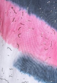 Růžová, šedá a bílá tkanina s batikovaným vzorem, jemnou květinovou výšivkou a posetá drobnými stříbrnými flitry.