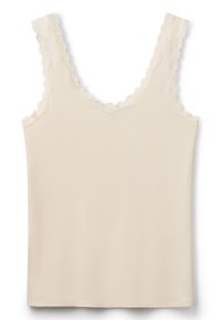 Krémový tílko s krajkovým lemem na popruzích a výstřihu, vyrobené z měkké, lehké látky.