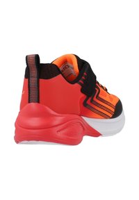 Zapatilla deportiva roja y negra con acentos naranjas, parte superior de malla, superposiciones sintéticas, suela texturizada y tirador en el talón para fácil puesta.