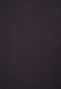 Tejido de punto gris oscuro con una textura suave. La superficie es uniforme, presentando un ligero acanalado en todo su alrededor sin patrones o diseños distintivos.