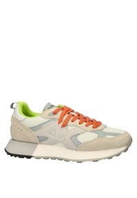 Zapatilla gris claro y beige con cordones naranjas, materiales de malla y ante, un interior verde y una suela gruesa blanca y negra.