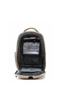 Brązowy plecak z czarnym wnętrzem. Posiada siatkową kieszeń oraz wyściełaną przegrodę. Widoczne są zamknięcie na zamek błyskawiczny oraz solidny uchwyt.