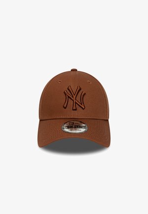 Cappellino da baseball marrone realizzato in tessuto texture, con un logo ricamato sul davanti e una fascia regolabile per una vestibilità ottimale.