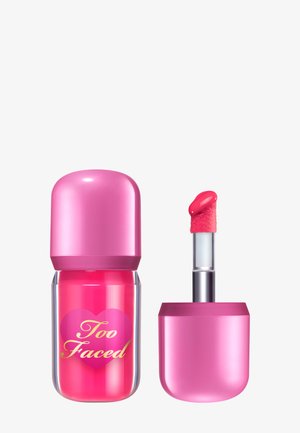 Roze lippenstiftcontainer met een afgeronde dop, een transparante basis en gouden tekst. Voorzien van een zachte applicator met een roze punt.