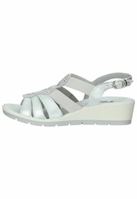 Stříbrné wedge sandály s několika křížovými pásky, elastickými akcenty a dekorativními perlovými detaily na svršku. Lehký a podpůrný design.