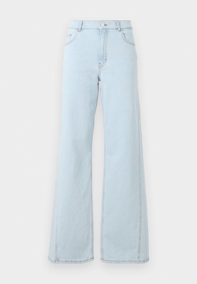 Helleblaue Denim-Jeans in weitem Schnitt mit hoher Taille, Fronttaschen und sichtbaren Nähdetails an den Nähten und dem Saum.