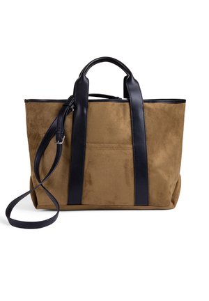 Bolsa tote de ante marrón con asas de cuero negro y correa de hombro ajustable sobre fondo blanco.