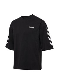 Černé sportovní tričko s krátkým rukávem s bílým logem "hummel" na hrudi a bílými šipkovými pruhy na rukávech.