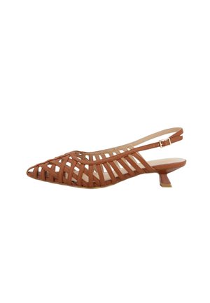 Scarpa slingback in pelle marrone con motivo a griglia aperta, punta affilata e tacco basso kitten, assicurata da cinturino con fibbia dorata su sfondo bianco.