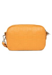 Sac en cuir jaune à bandoulière, avec une texture matelassée, de forme rectangulaire, fermeture à zip et bandoulière ajustable. Finition lisse avec des accents subtils.
