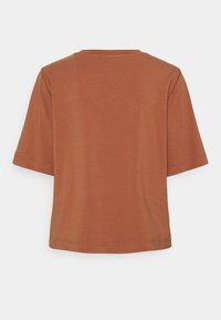 Czerwono-rdzawy t-shirt z krótkim rękawem i okrągłym dekoltem pokazany z tyłu, z prostymi detalami przeszycia na rękawach i u dołu.