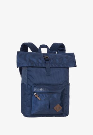 Sac à dos bleu marine au design à rouleau, doté d'une poche zippée à l'avant, d'un logo et d'accents en cuir marron. Fabriqué en tissu durable.