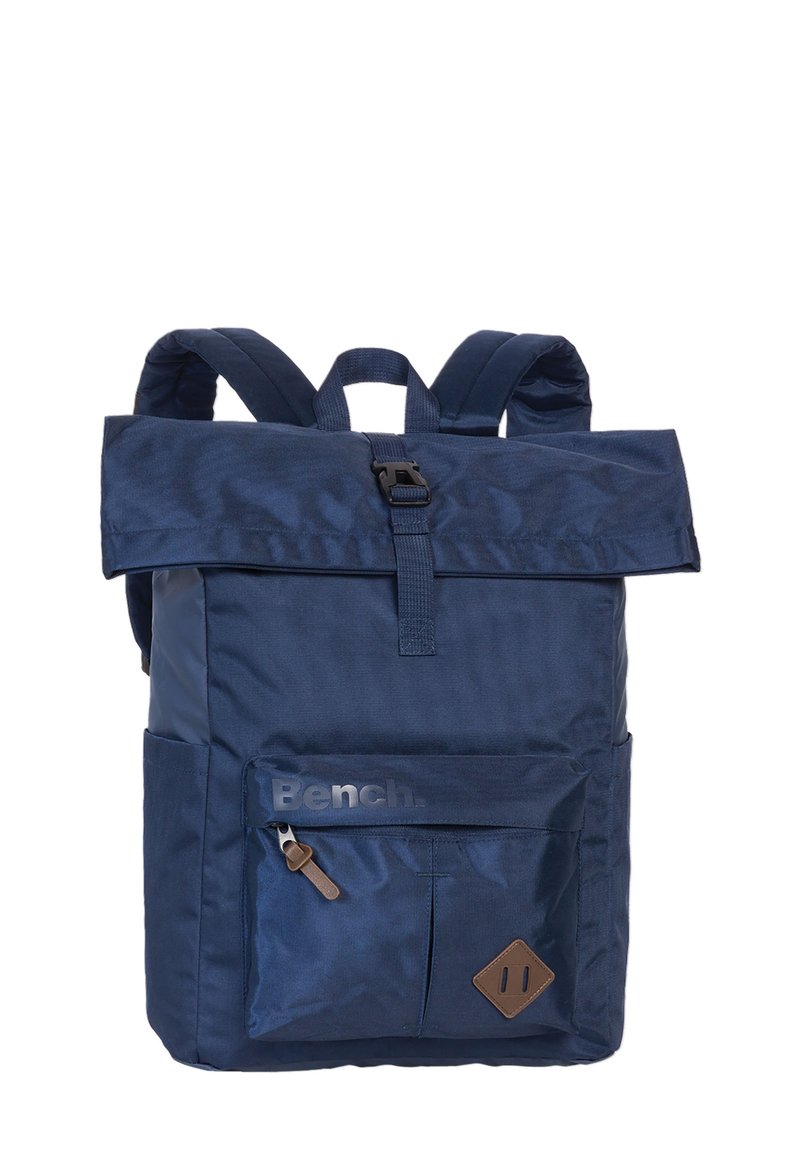 Marineblauwe rugzak met een oprolbare top, voorzien van een voorzak met rits, een logo en bruine leren accenten. Gemaakt van duurzaam stof.