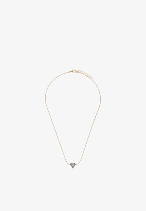 Cienki złoty naszyjnik z małą srebrną zawieszką w kształcie serca, wysadzaną przezroczystymi kamieniami szlachetnymi, na białym tle.