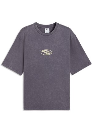 T-shirt gris foncé à manches courtes avec col rond et un petit logo ovale comportant une silhouette stylisée au centre devant.