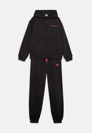 Czarny dres New Balance z bluzą z kapturem na zamek i spodniami z elastycznym pasem, z różowymi sznurkami i logo na piersi oraz udzie.